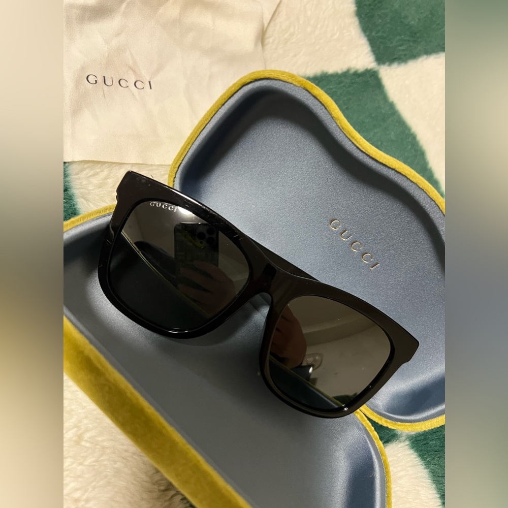 Black square frame Gucci sunglasses